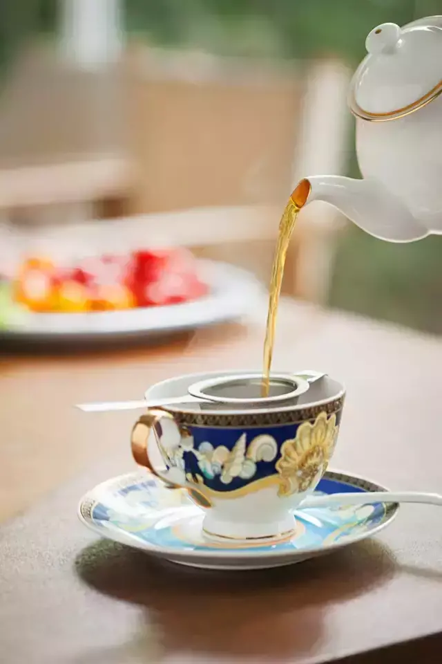 英式下午茶应该怎么喝？（英式下午茶的由来、甜品、茶具、冲泡详解）